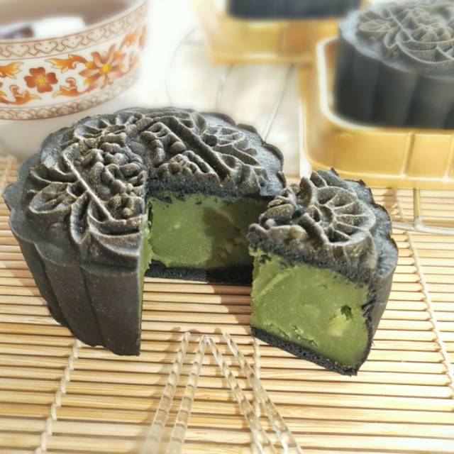 

Mooncake charcoal pandan 125gr 1 kotak isi 4 pc pakai gula asli dan minyak makan