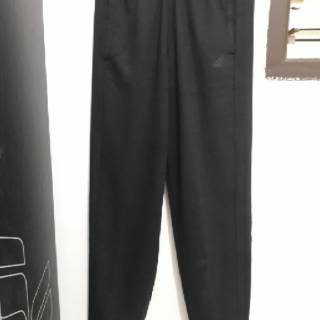 Celana training adidas original ukuran M besar warna hitam Celana training adidas original ukuran M besar warna hitam