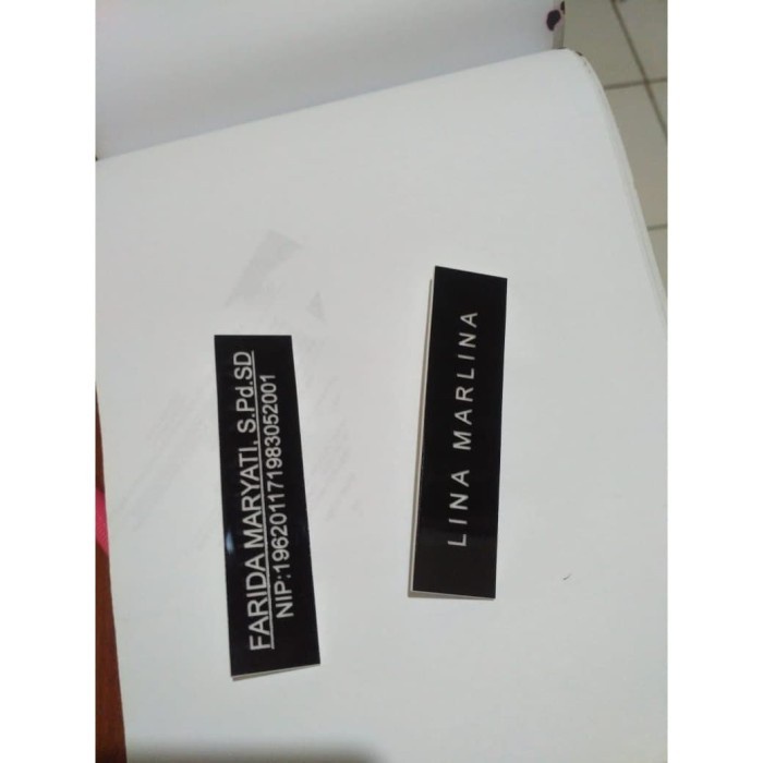 

Jualan Name Tag Grafir Nama Dada Atau Papan Nama Grafir Murah- Magnit Murah