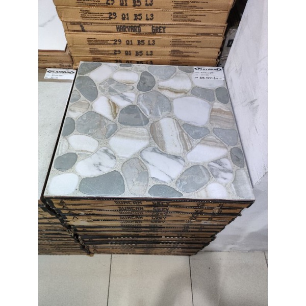 granit lantai motif batu platinum cuncan grey 50x50 kw1