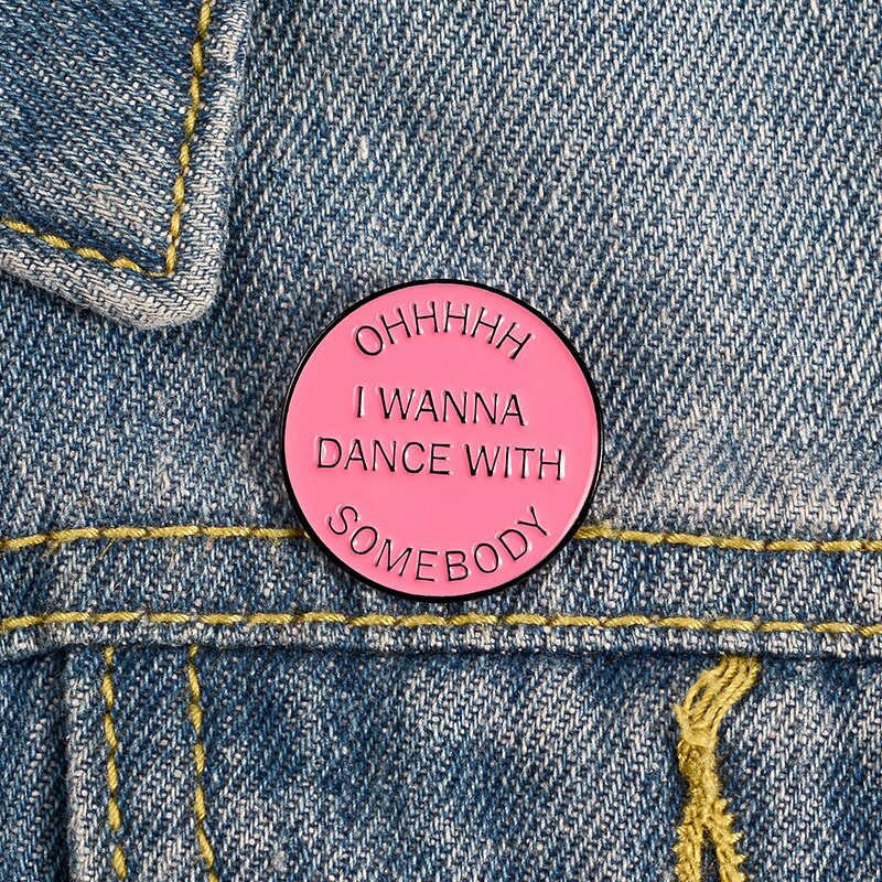 Bros pin Enamel Magnetik Bentuk Bulat Desain I wanna dance Warna Pink Untuk Hadiah