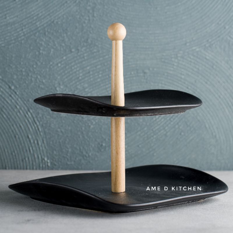 Piring kue susun 2 segi hitam gagang kayu