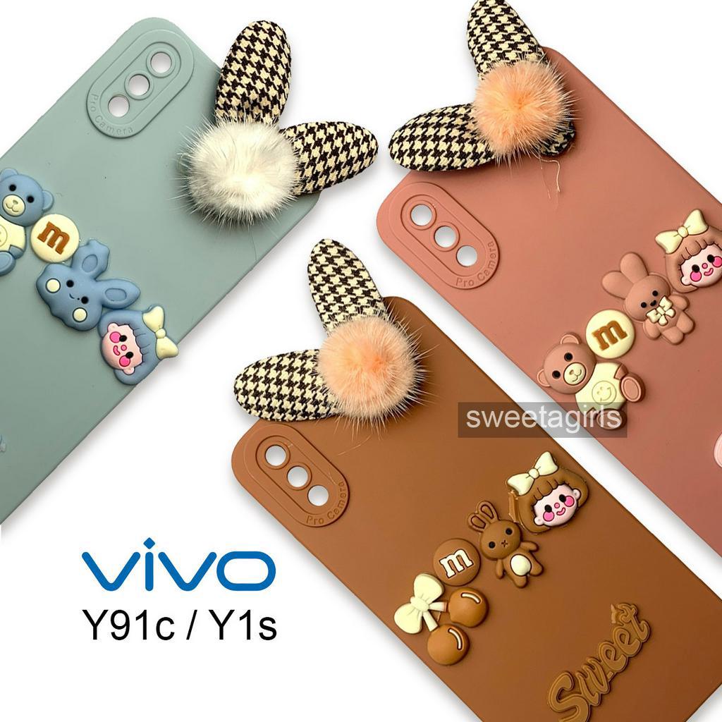 Softcase dengan boneka Timbul 3D untuk Vivo Y91C / Y1s ( Sama ) - Sweetacase.id - Casing Lucu - Kesing Cewek - Casing Lembut - Aksesoris Boneka Timbul - Case Bening - Lucu - Gemoy Transparan - Pom pom