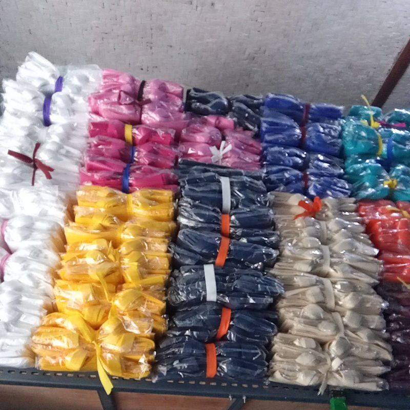 

tas goodybag spoonbond polos dan bisa menerima jasa sablon nya juga