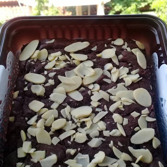 

QQ brownies panggang toping almond slice