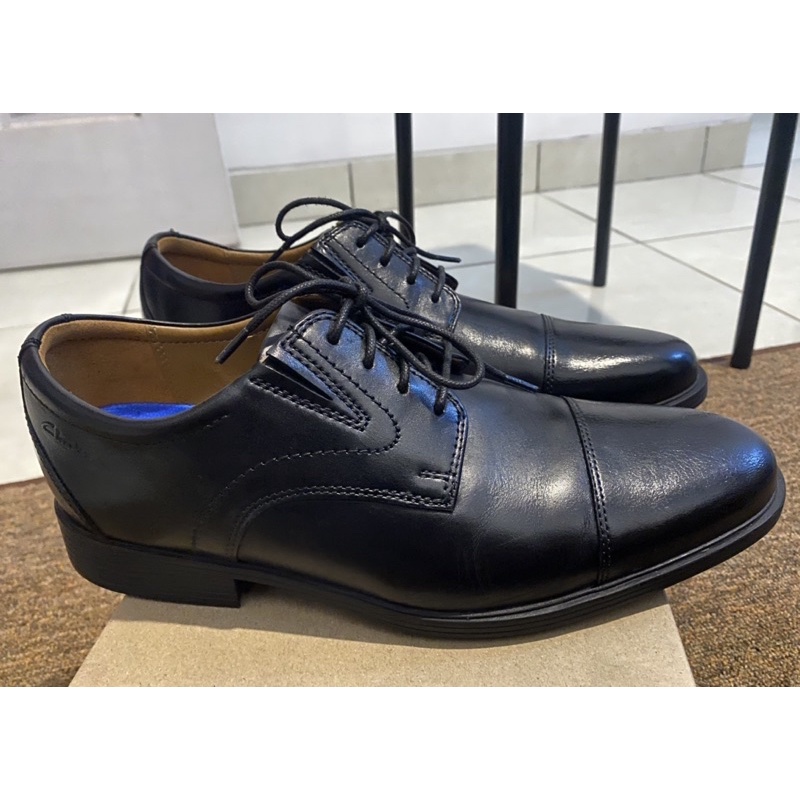 Sepatu Oxford Clarks Whiddon Cap - Black Leather