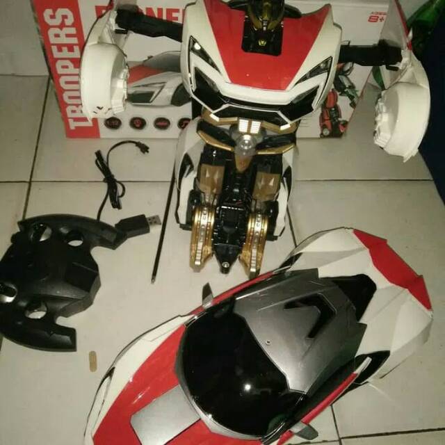 Mainan mobil remot bisa berubah jadi robot sensor tangan