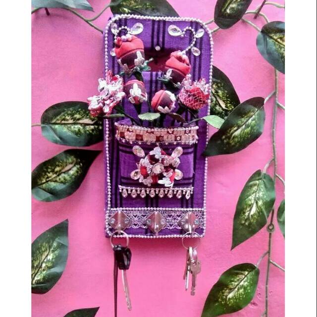 Talenan Gantungan Hias Tapis Ungu Merah