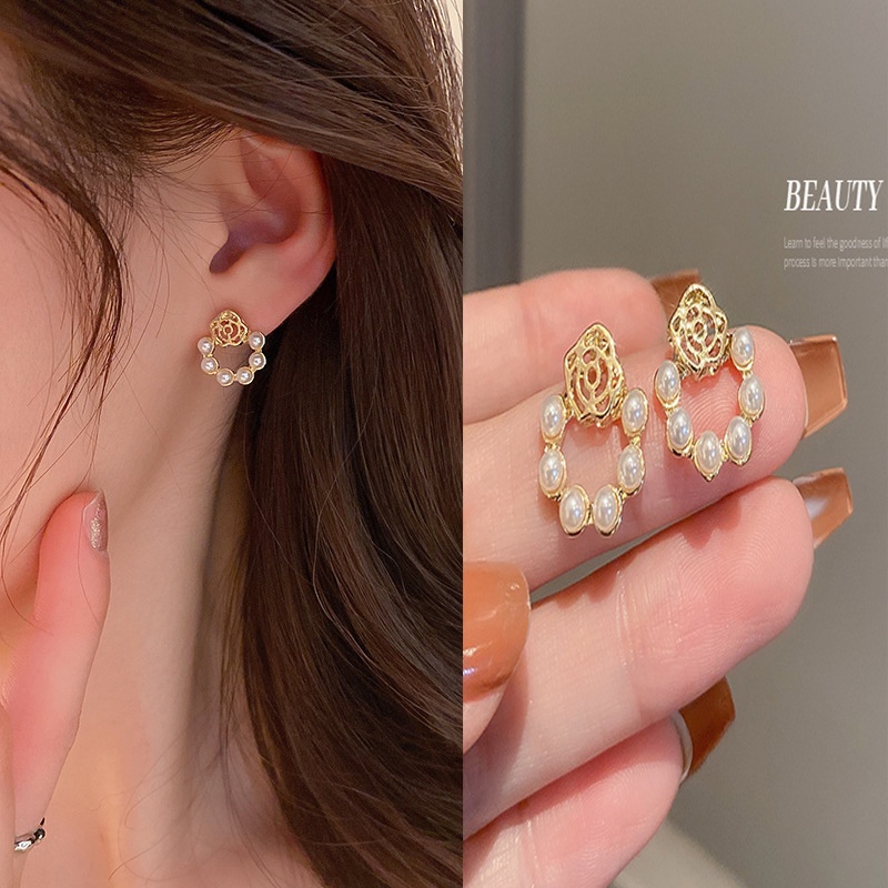 YEEZII Set Anting Stud Desain Bunga Hollow Aksen Mutiara Hypoallergenic Warna Emas Untuk Wanita