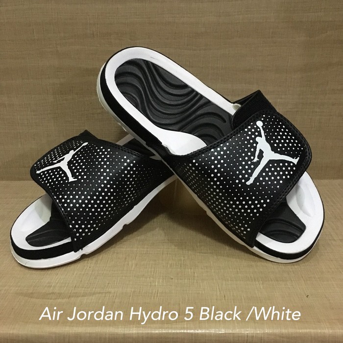 Limited Sandal Selop Sandal Basket Air Jordan Hydro 5 Black/White Bagus