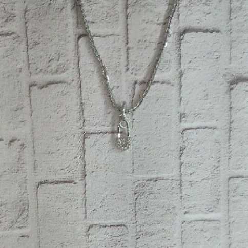 Liontin model peniti emas putih 375 berat 0,19 gram