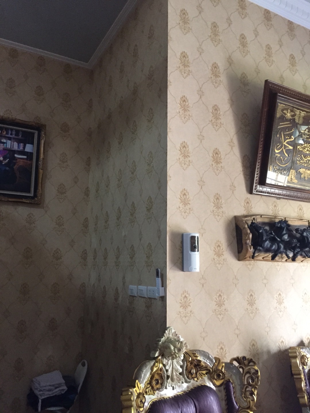 Wallpaper Dinding Klasik Ornamen Gold Simple Mewah Lux