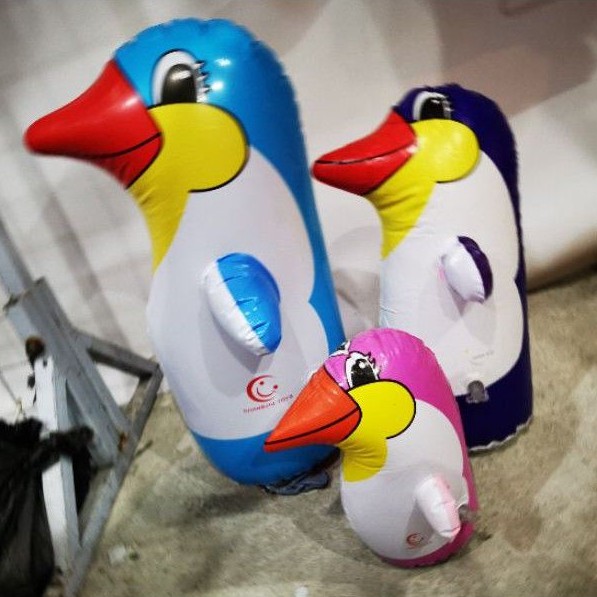 Mainan balon tinju pinguin bola berdiri