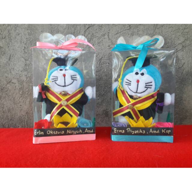 Boneka Wisuda Doraemon dan Buket bunga packing mika