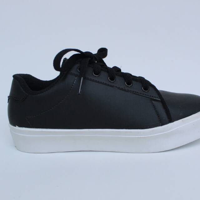 Sepatu kets hitam polos