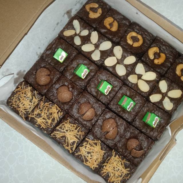 

Fudgy Brownies Shiny (Topping Reguler) Skat 25pcs