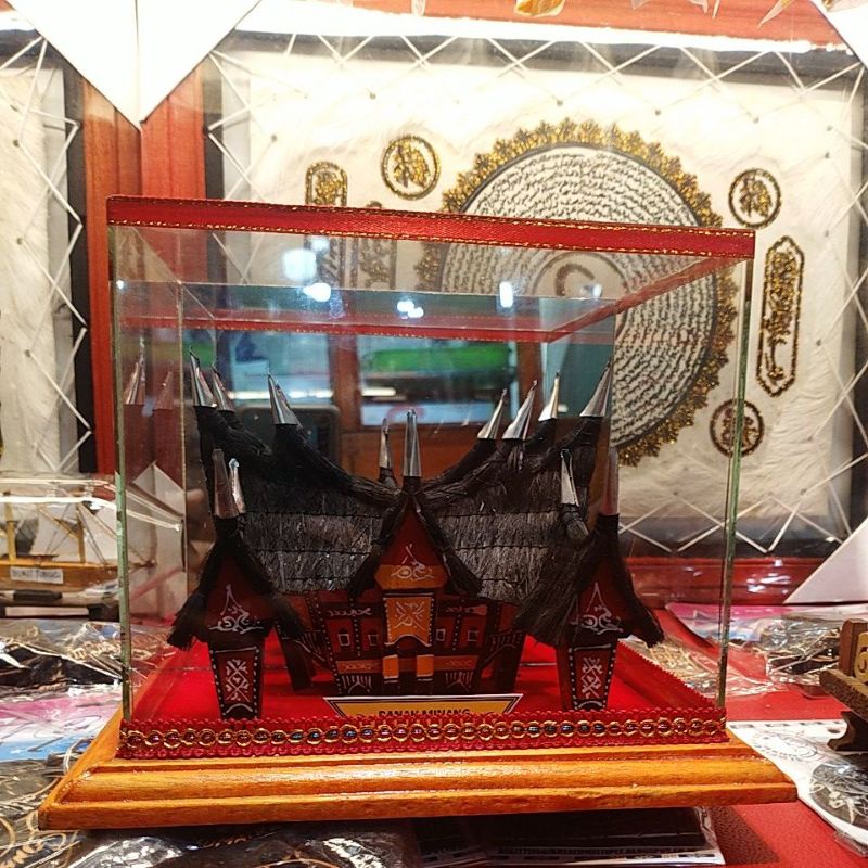 Miniatur Rumah Adat Minangkabau