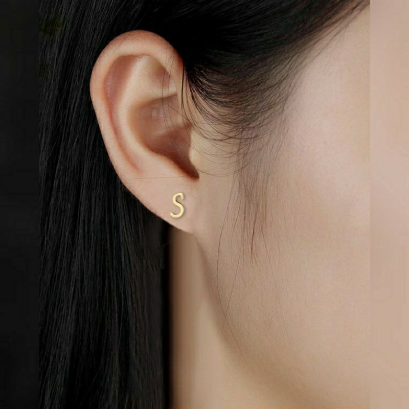 Fourfashion Anting Tusuk Titanium Huruf/Inisial Anti Karat Premium