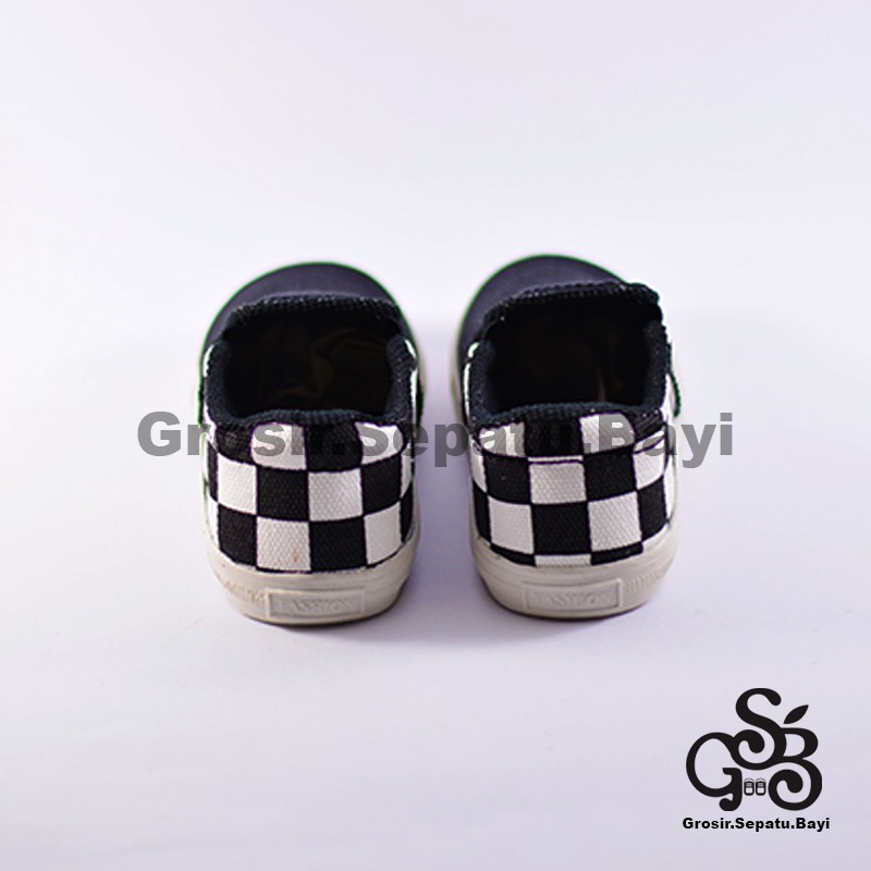 sepatu anak laki laki slip on kanvas hitam variasi catur murah