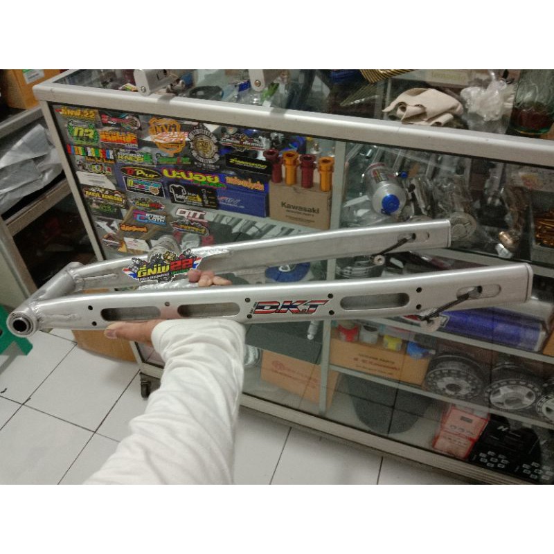 swing arm dkt coak monting atas ninja rr