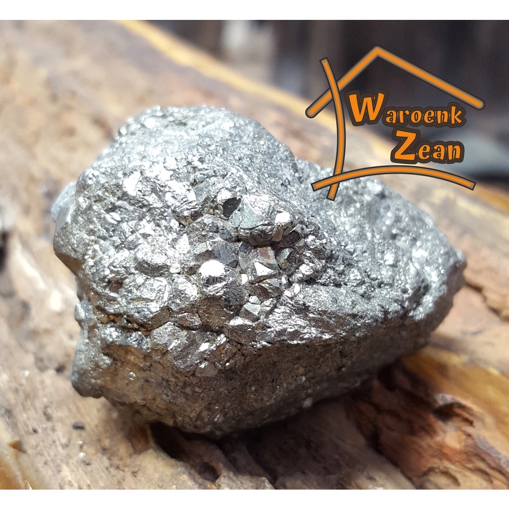 Bongkahan batu mineral pyrite B29