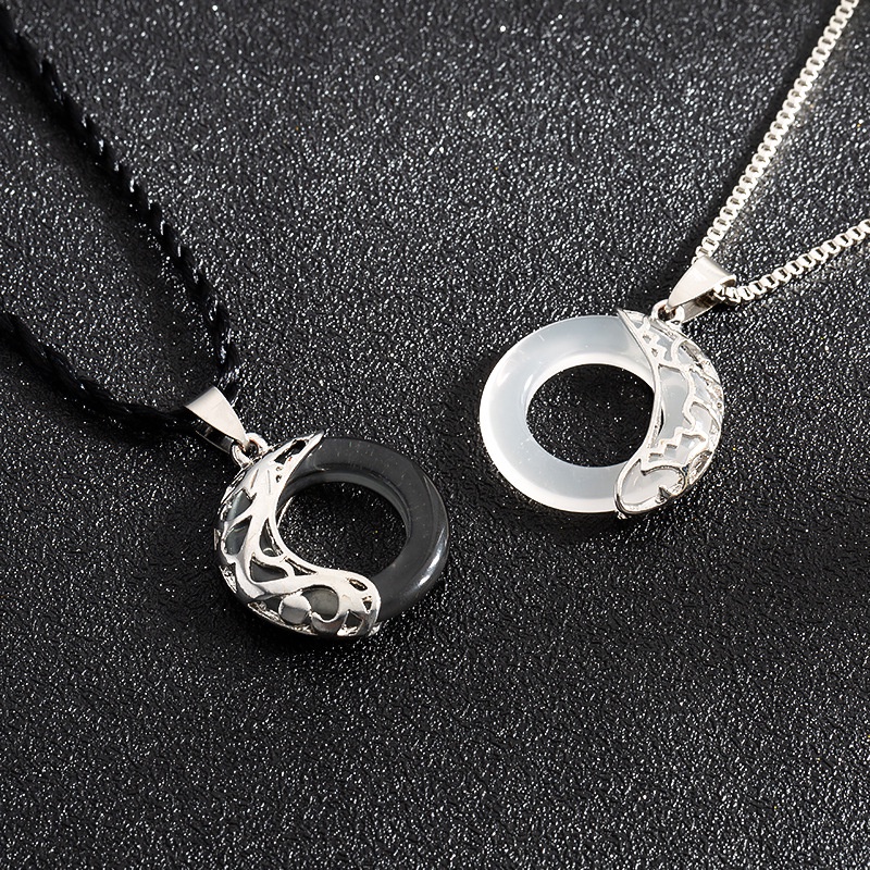 2pcs / set Kalung Liontin Bahan resin Warna Hitam Dan Putih Gaya Antik Untuk Pasangan