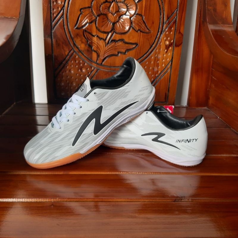sepatu futsal SPECS