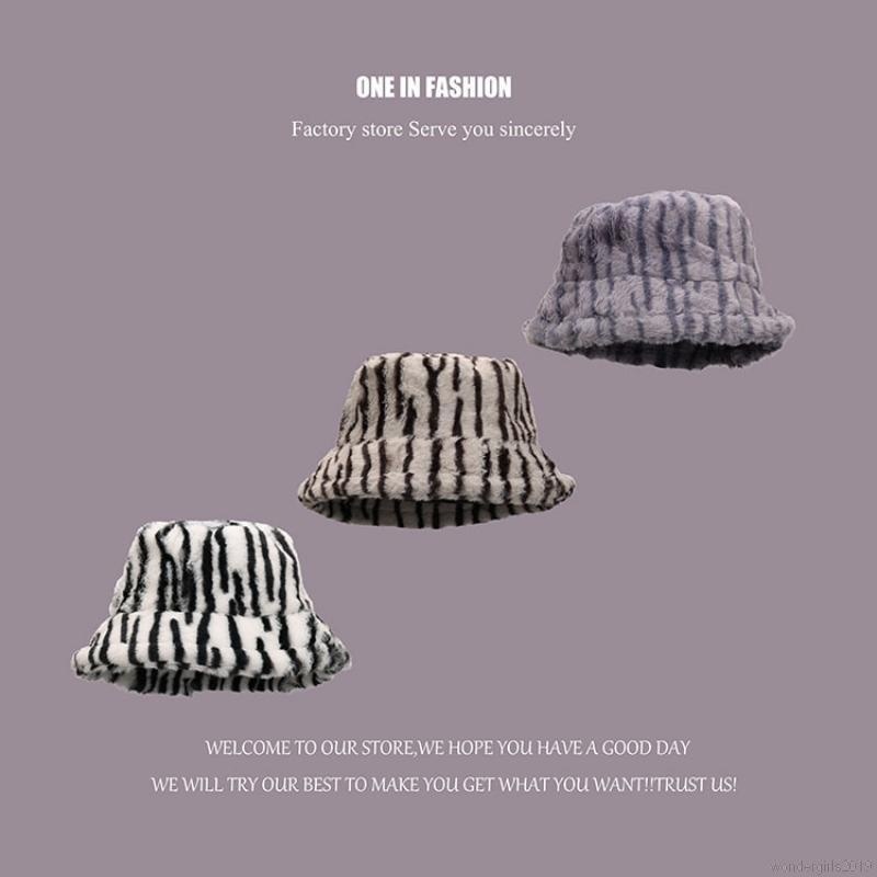 Topi Bucket Motif Zebra Bahan Plush Tebal Hangat Gaya Retro Hongkong Untuk Wanita