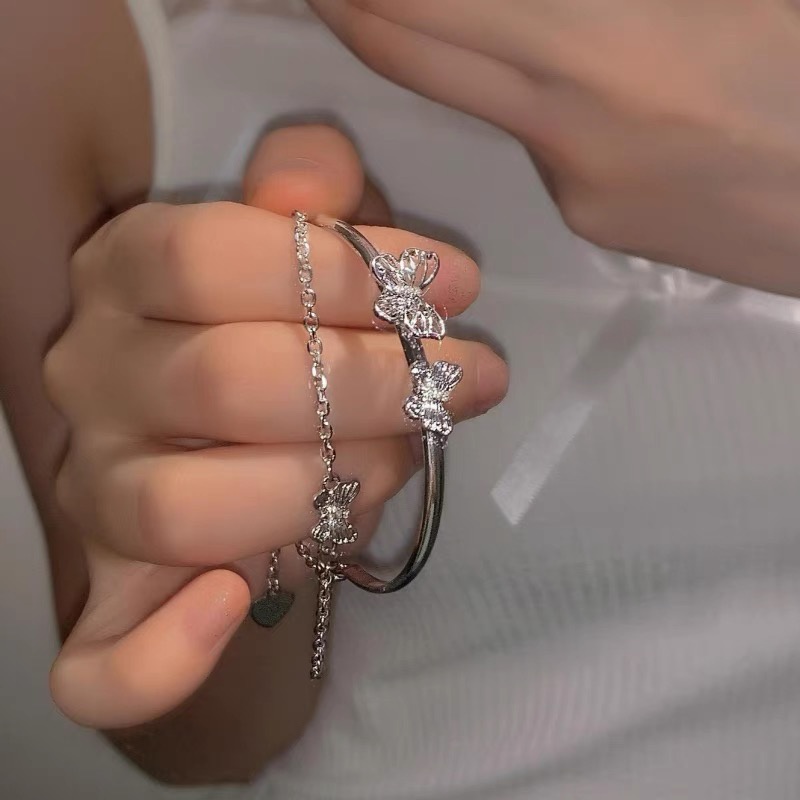 Gelang Model Terbuka Desain Kupu-Kupu Hati Rumbai Warna Silver Gaya Elegan Untuk Wanita