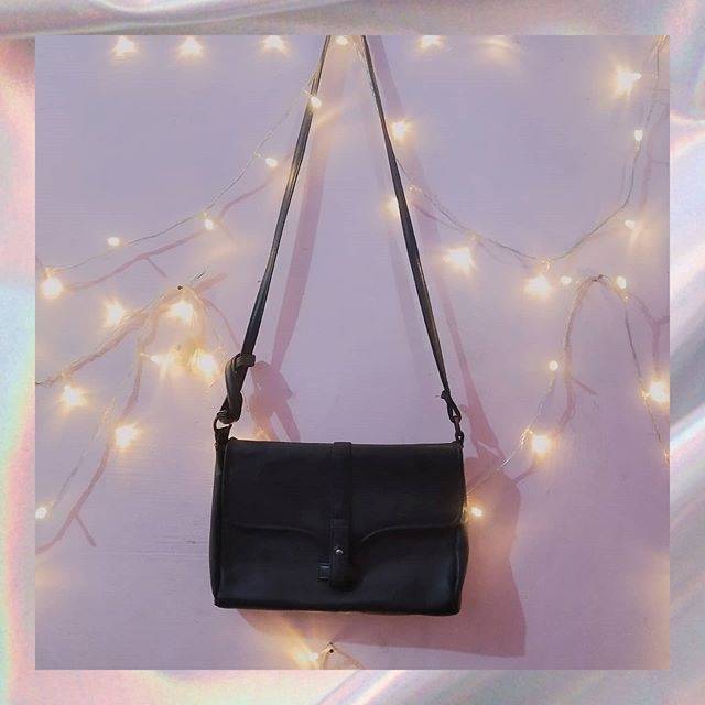 Preloved Tas Hitam Simpel merk Strawberry (100% original store)