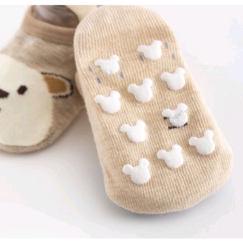 Kaos kaki anak bayi nyaman dipakai di lengkapi antislip