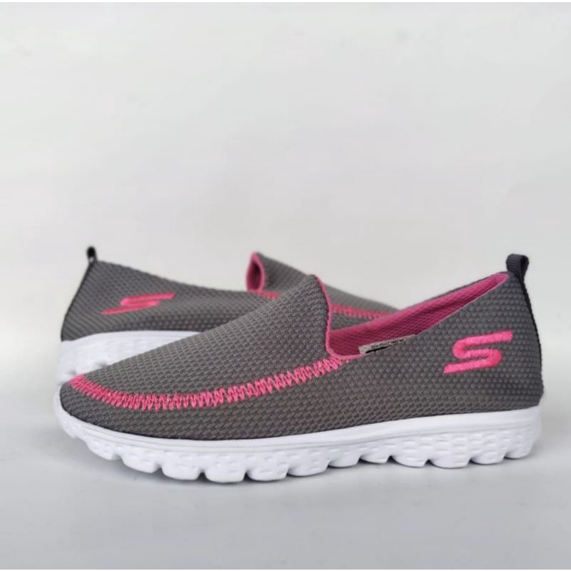 Sepatu skechers cewek slip on size 36 sd 40