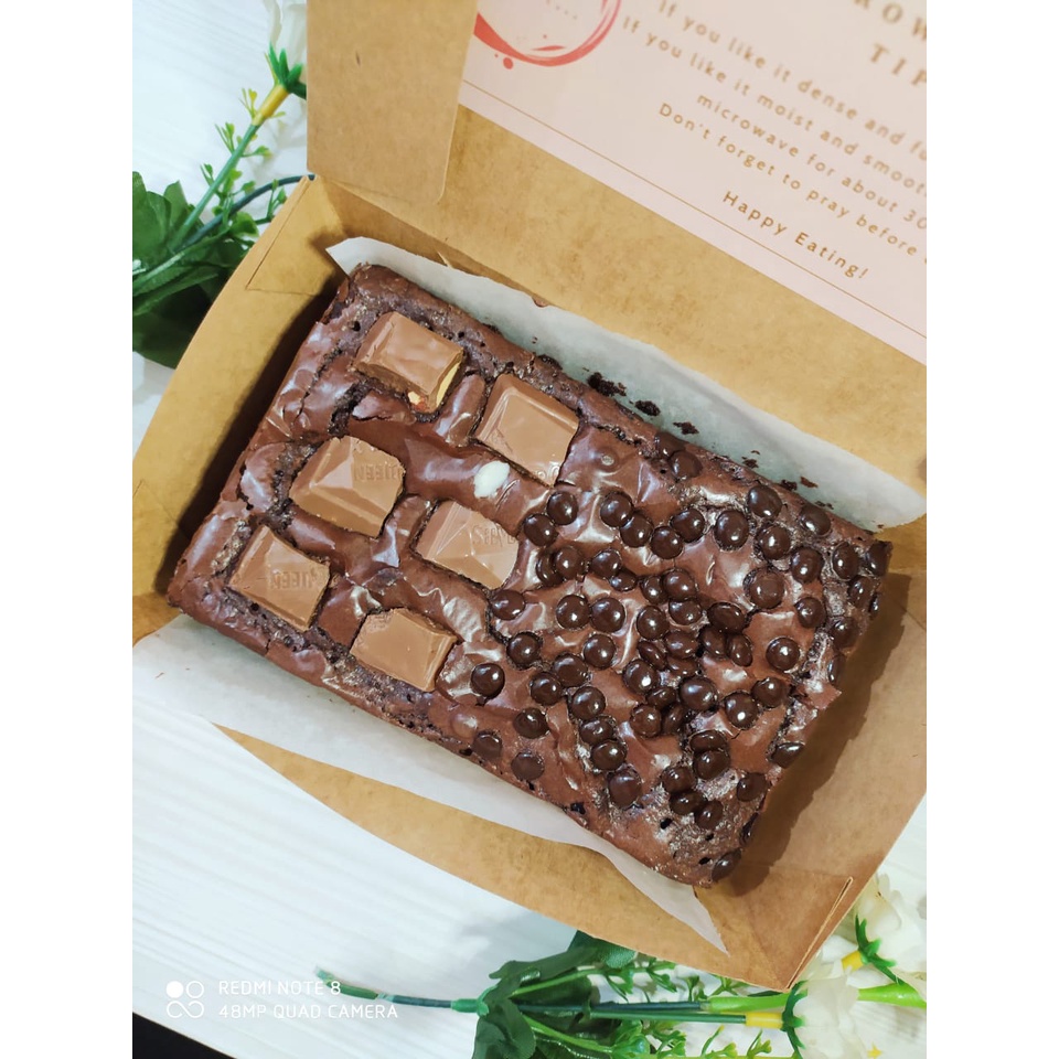 PAKET 4 BOX Brownies Bella Premium FUDGY Brownies topping Silverqueen Chocochips II HAMPERS LEBARAN 2022