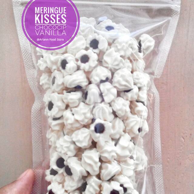 

(netto 150 gram) Meringis Meringue Kisses with Chococip Maringue isi coklat vanila grinti doger schuimpjes