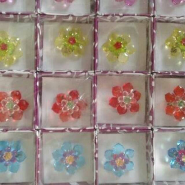 Souvenir bros bunga akrilik