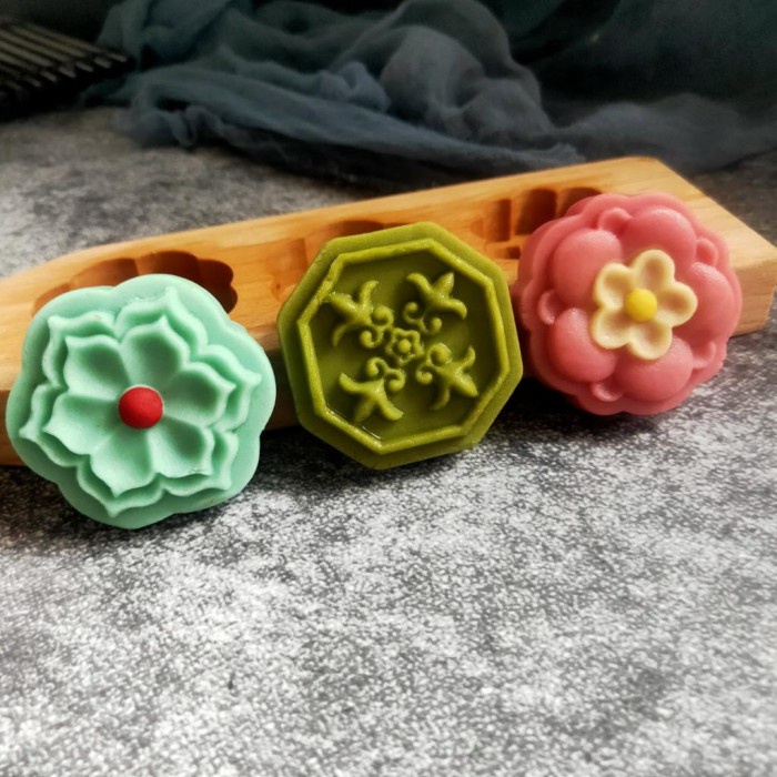 Cetakan Kue Bulan/ Moon Cake kayu 3 lubang model flower 5