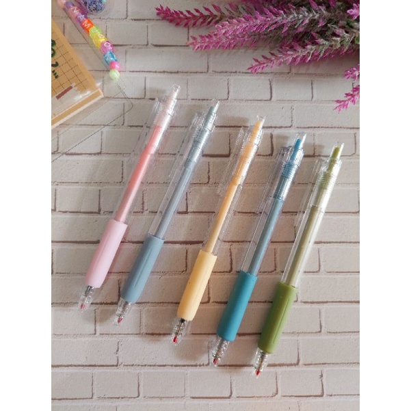 

Ballpoint Pulpen Hitam