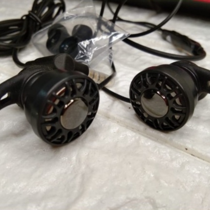 IN-EAR GAMING EARPHONE WITH DUAL MICROPHONE