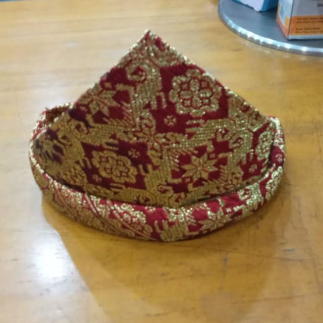 Kain dan Topi tanjak tenun asli rumpak palembang