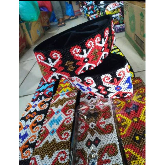 Peci manik khas Kalimantan