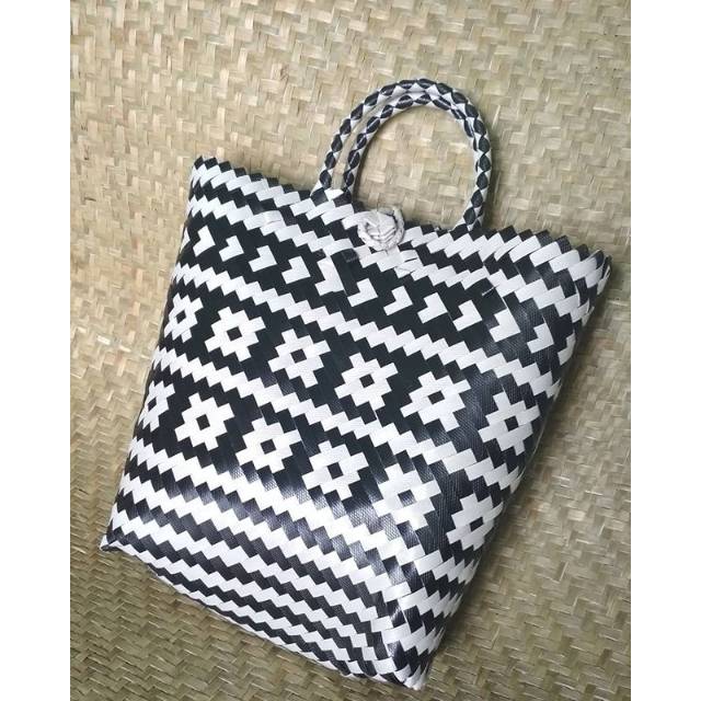 

Goodie bag purun bunga monokrom