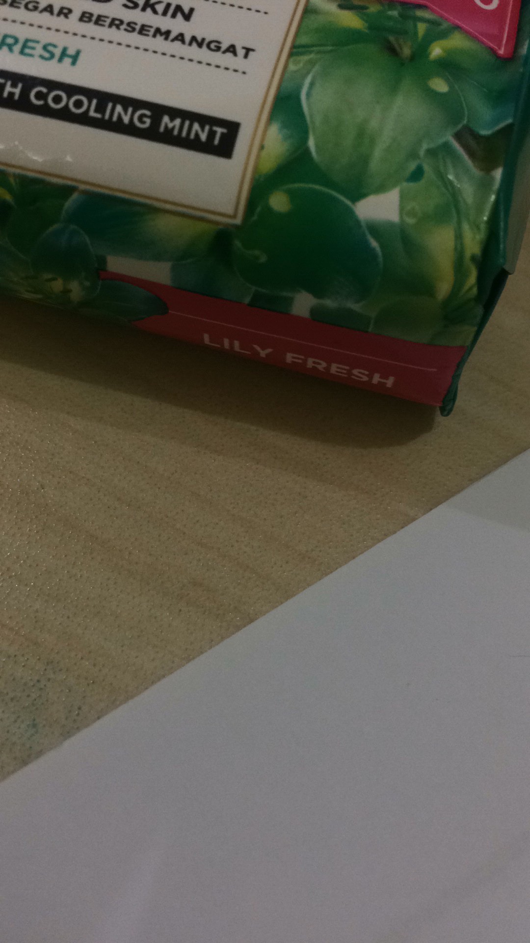 Rinso Anti Noda + Molto Parfume Essence 240g Deterjen Bubuk 240 Gr