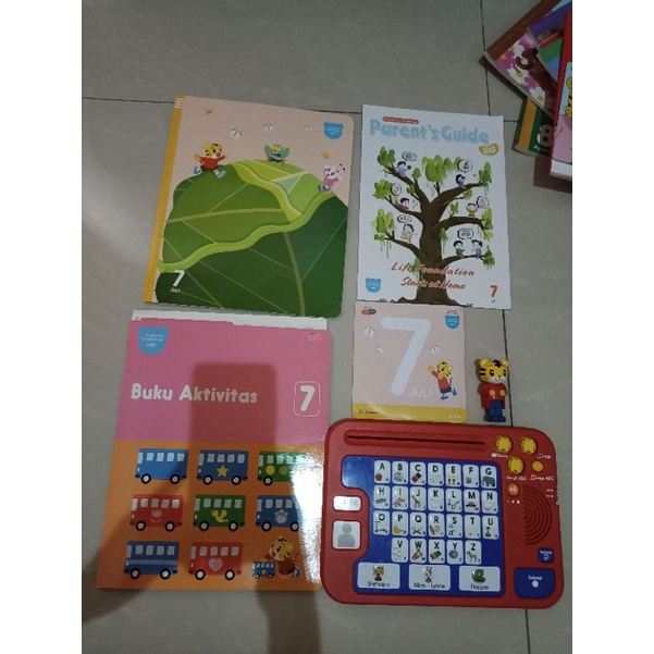 preloved 1set buku dan mainan paket kodomo challenge HOP bulan juli