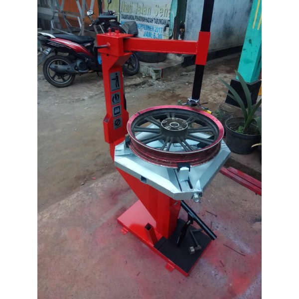 Alat bantu buka ban capit berdiri