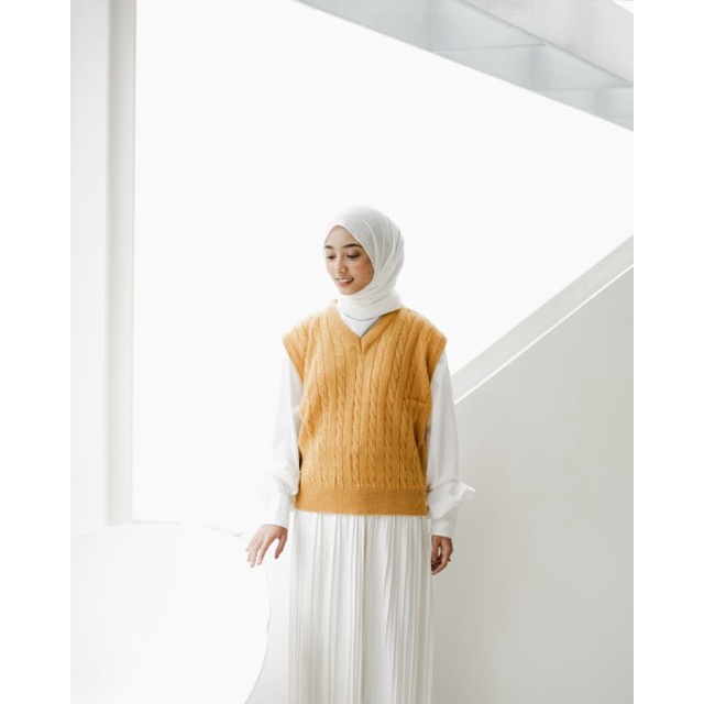 KNITARIAN - Jennie Vest Rompi Rajut Cable Wanita Kuning Mustard