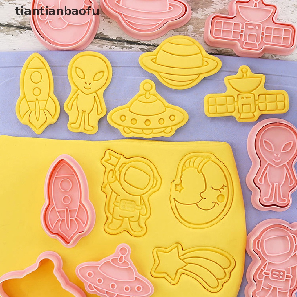 8pcs / set Cetakan Pemotong Biskuit / Cookies / Fondant Bentuk Kartun Astronot Luar Angkasa 3D DIY