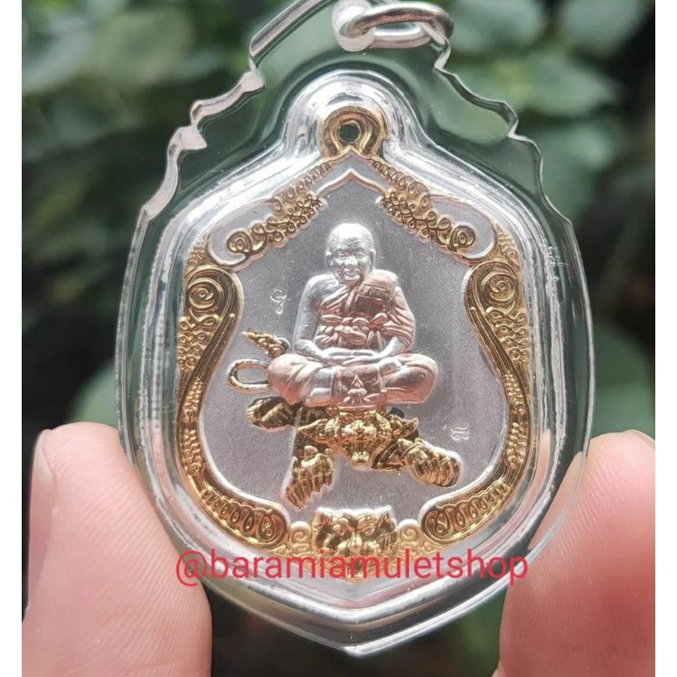 Liontin Rian LP Pern Wai Kru