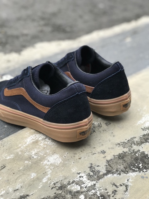 white vans black stripe gum sole