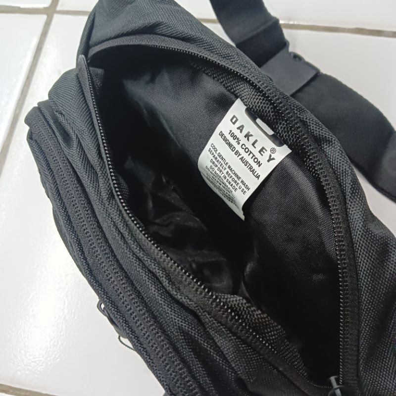 Tas Pinggang waistbag Oakley full black edition / tas Slempang Oakley / waistbag Oakley pria / tas distro/ Tas surfing