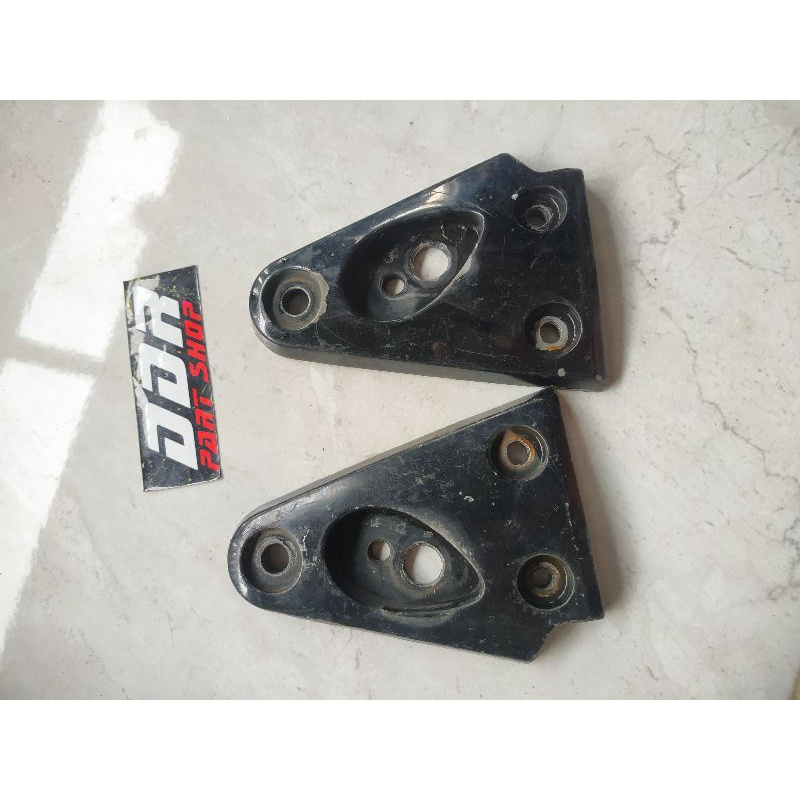 Sepasang kupingan dudukan lampu tiger revo 2008